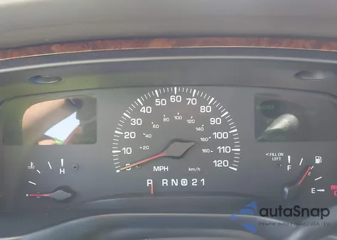 2002 Lincoln Town Car Signature from USA, damaged, VIN 1LNHM82W52Y608961